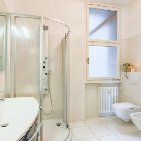 Piazza Cavour View - By Myhomeincomo Holiday home Como